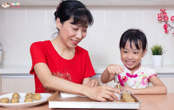 Hướng dẫn trẻ làm bánh trung thu