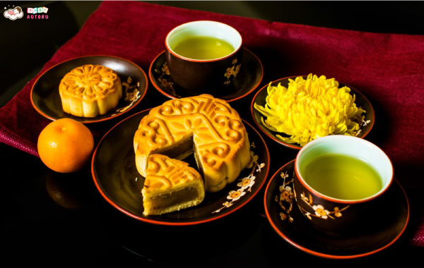 Cùng hia đình ăn bánh trung thu