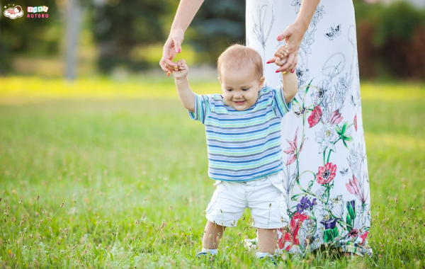 Hoạt động cho trẻ tập đi ngoài trời